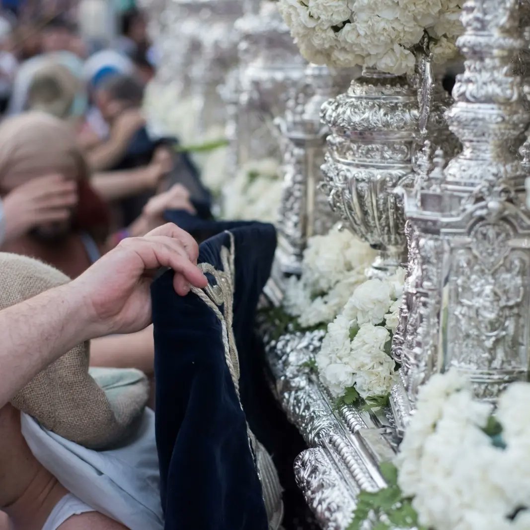 HdadHiniesta's tweet photo. Por nuestros Hermanos Costaleros, que en pocas horas volveréis a tener el privilegio de ser el caminar de Nuestra Fe, y llevar sobre vuestros hombros el consuelo y la oración de Nuestros Hermanos.

#LaHiniesta22
#SiempreHiniesta 
#LaHiniestaEresTú https://t.co/UMlrzkDghm