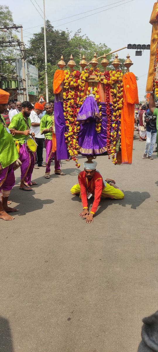 ManjammaJogathi's tweet photo. These Folk Artists who have come from various districts of Karantaka to vijayanagara district..Are making us remember the glorious days of Vijayanagara Kingdom
ಜಾನಪದ ಕಲಾವಿದರು ಜನರ ಮಧ್ಯ - ಹೊಸಪೇಟೆಯ ದಾರಿಯತುಂಬಾ ಎಲ್ಲರ ತನುಮನ ತುಂಬಿದ್ದಾರೆ!
#IncredibleIndia #OneStateManyWorld https://t.co/nwcbrGBOkX