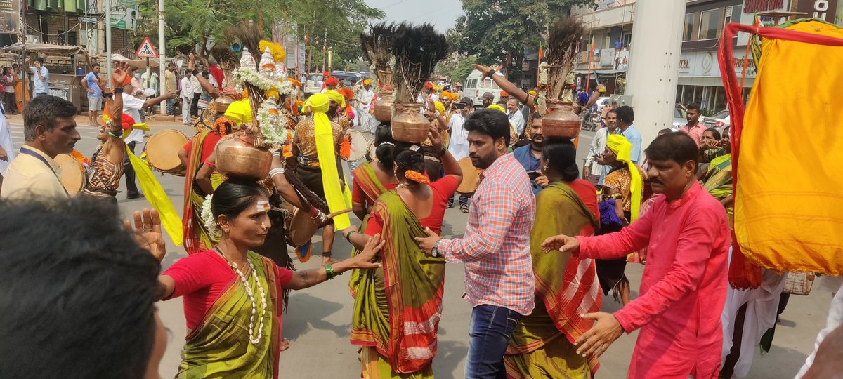 ManjammaJogathi's tweet photo. These Folk Artists who have come from various districts of Karantaka to vijayanagara district..Are making us remember the glorious days of Vijayanagara Kingdom
ಜಾನಪದ ಕಲಾವಿದರು ಜನರ ಮಧ್ಯ - ಹೊಸಪೇಟೆಯ ದಾರಿಯತುಂಬಾ ಎಲ್ಲರ ತನುಮನ ತುಂಬಿದ್ದಾರೆ!
#IncredibleIndia #OneStateManyWorld https://t.co/nwcbrGBOkX