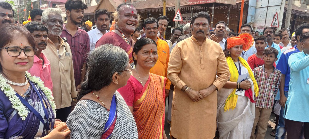 ManjammaJogathi's tweet photo. These Folk Artists who have come from various districts of Karantaka to vijayanagara district..Are making us remember the glorious days of Vijayanagara Kingdom
ಜಾನಪದ ಕಲಾವಿದರು ಜನರ ಮಧ್ಯ - ಹೊಸಪೇಟೆಯ ದಾರಿಯತುಂಬಾ ಎಲ್ಲರ ತನುಮನ ತುಂಬಿದ್ದಾರೆ!
#IncredibleIndia #OneStateManyWorld https://t.co/nwcbrGBOkX
