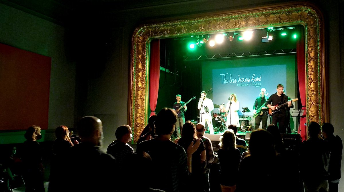 JordiMingall's tweet photo. Ahir, concertàs de @LessSeriousBand!

Quin espectacle: el tribut definitiu a Phil Collins i Genesis. Els heu d'anar a veure quan tingueu ocasió.

[I que et dediquin una cançó... oix ❤] https://t.co/WyQ8jhQPSl