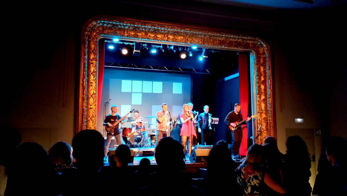 JordiMingall's tweet photo. Ahir, concertàs de @LessSeriousBand!

Quin espectacle: el tribut definitiu a Phil Collins i Genesis. Els heu d'anar a veure quan tingueu ocasió.

[I que et dediquin una cançó... oix ❤] https://t.co/WyQ8jhQPSl