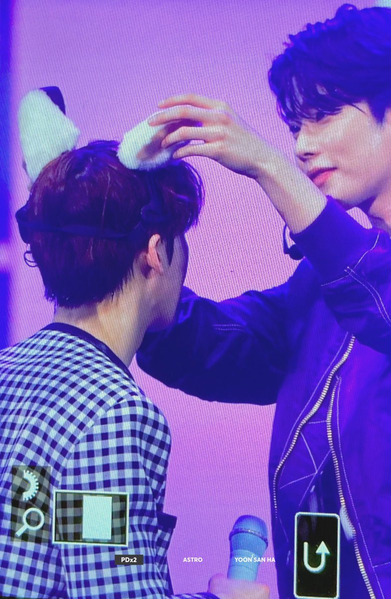 220409
손 마니 가는 아기 네코쨩🐱
#아스트로 #윤산하 #YOONSANHA #ユンサナ #따나 #ASTRO <a href="/offclASTRO/">ASTRO 아스트로</a>