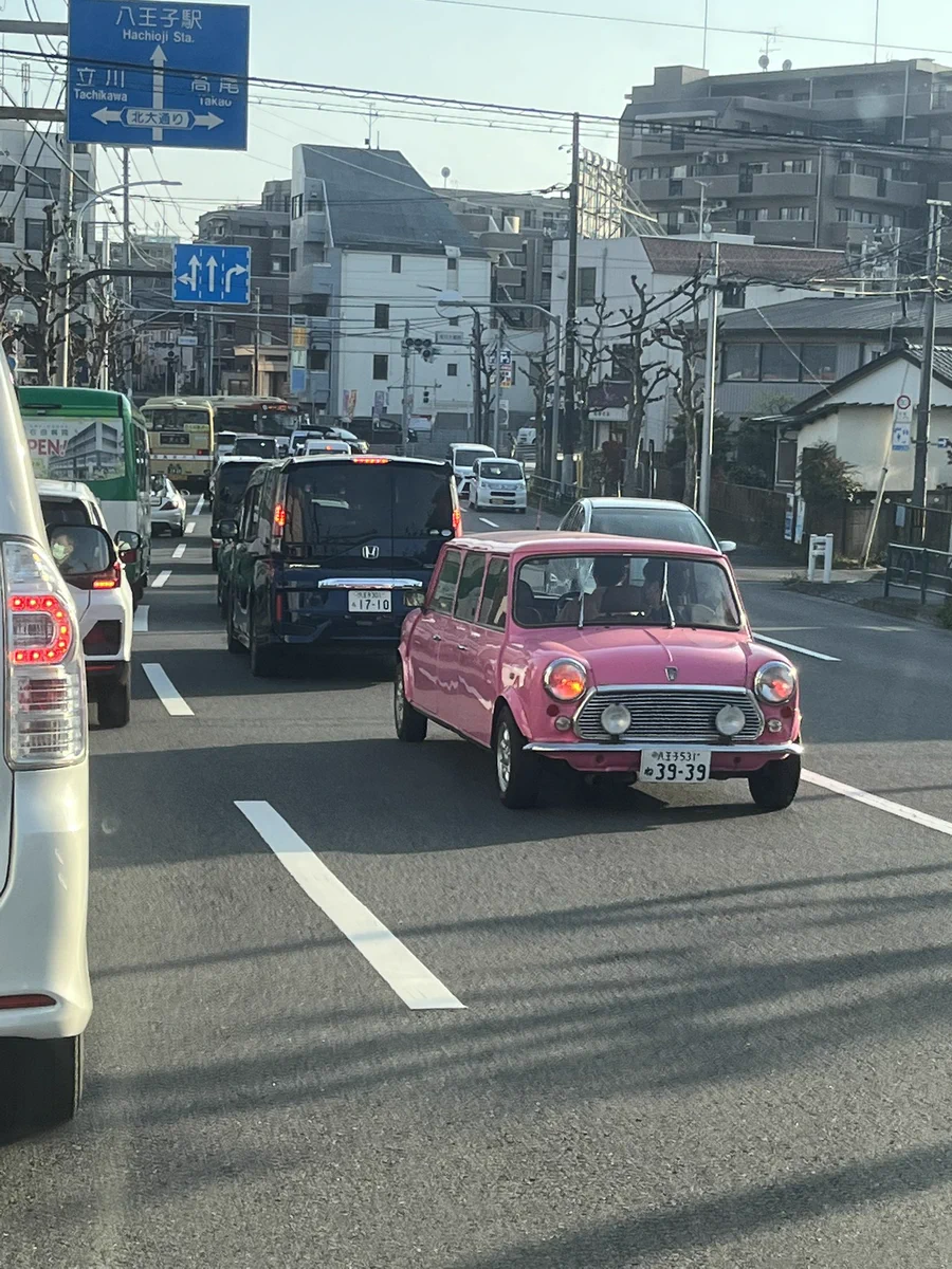 「心臓止まるかと思った」「車検とおるの？」車の衝撃カスタム