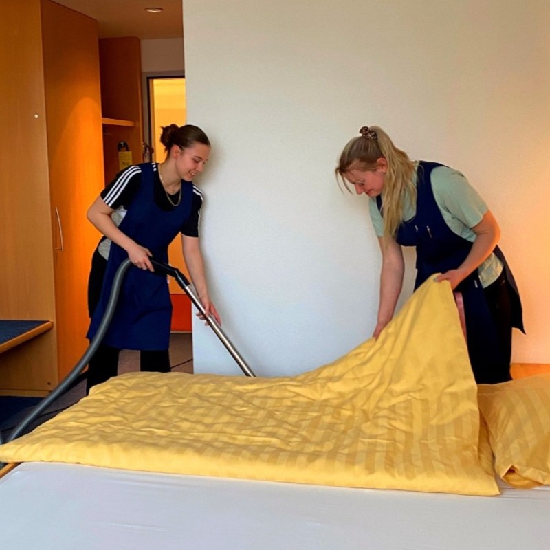 Hotelzimmer sind als Hotelfachfrau-/mann dein Reich. Du kümmerst dich um die Reinigung, die Wäscherei, die Dekorationen im Haus und den Frühstücksservice. Dank dir fühlt sich der Gast auch im Hotel wie Zuhause.

Bist du noch  ...<a href="/floridastuden/">Florida Studen</a>