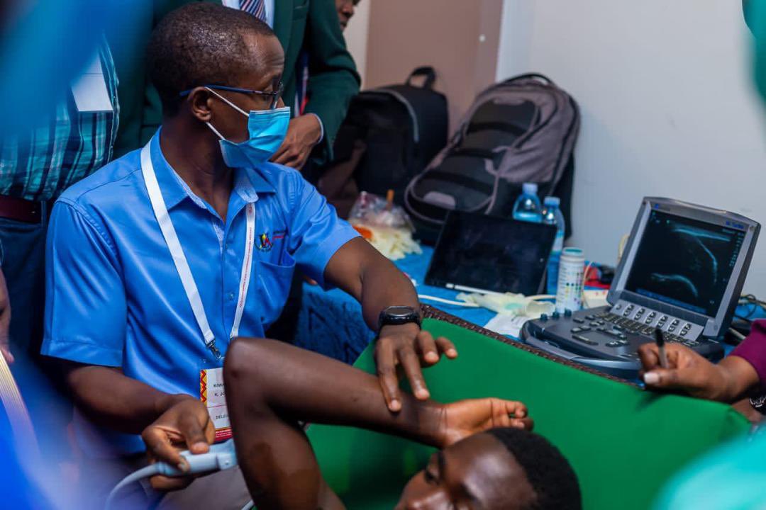 POCUS training at Emergency Care conference #ECU22 in Mbarara Uganda.Thanks @sonosite for the loaner machine! Perhaps it could stay in Mbarara? This provides life saving care and capacity building. @SonoSim @SonositeEurope @POCUS_Society @pocusfoamed @GlobalHealth @CAEP_WomenInEM