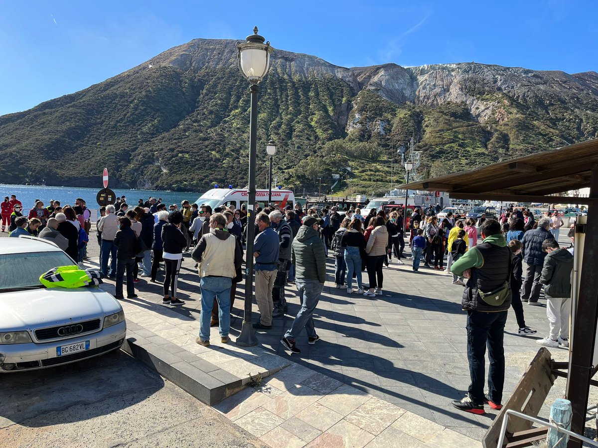 DPCgov's tweet photo. #9aprile 🌋 All'esercitazione #Vulcano2022 testiamo il sistema IT-Alert.
📲 ⚠️ Con un messaggio sullo smartphone, i cittadini vengono informati del pericolo e sono indirizzati alle aree di accoglienza per prepararsi all'evacuazione.
#protezionecivile https://t.co/MshXnnsR4p
