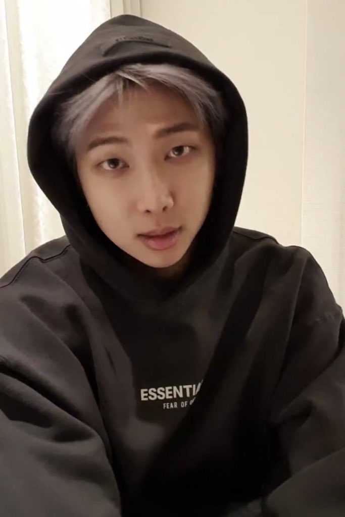 Qg_Barmys's tweet photo. 🔮Namjoon durante a Live compartilhou abertamente seus sentimentos:

🐨: Sempre tiveram pessoas que não gostaram de nós. Pode ser nossa culpa, mas há muitas vezes em que não é (nossa culpa) também. Que time que existe que é apreciado por todos.  O fato de existirem pessoas [+] https://t.co/xbix6zVWgH