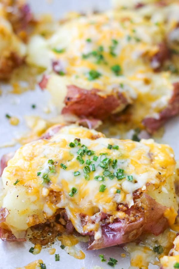 stitchxthreads's tweet photo. These Smashed Potatoes are small red potatoes boiled until slightly soft, smashed, and basted with a seasoned garlic butter. 
#RECIPE #Cooking #Dinner #Yum https://t.co/5AckyXBuzU https://t.co/2Ba1fAaxcr