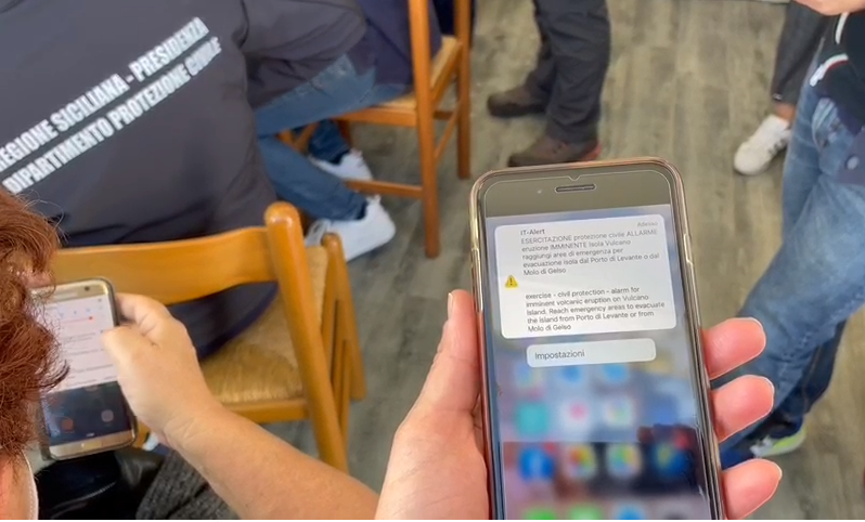 DPCgov's tweet photo. #9aprile 🌋 All'esercitazione #Vulcano2022 testiamo il sistema IT-Alert.
📲 ⚠️ Con un messaggio sullo smartphone, i cittadini vengono informati del pericolo e sono indirizzati alle aree di accoglienza per prepararsi all'evacuazione.
#protezionecivile https://t.co/MshXnnsR4p