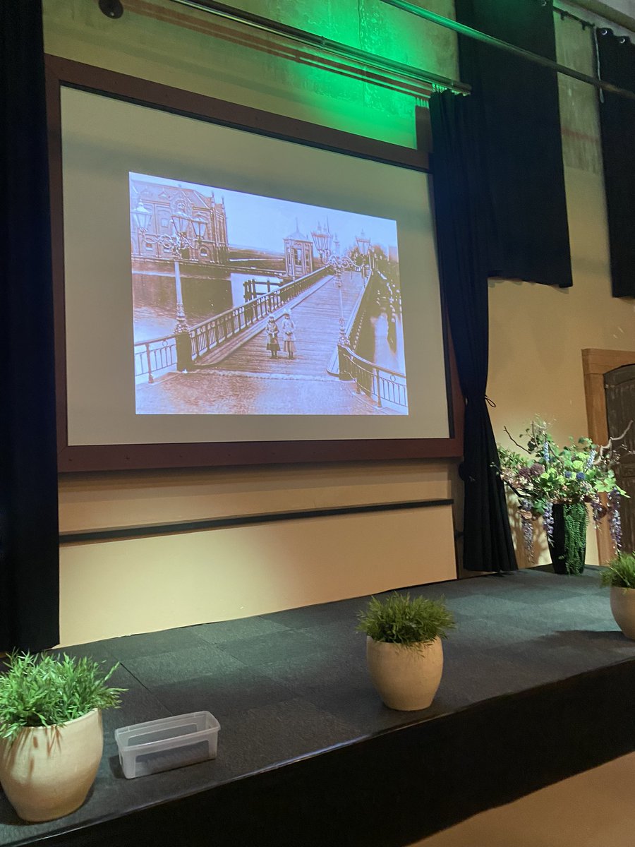 rob_in_wormer's tweet photo. Weer in de #Stoomhal voor de samenwerking met de Historische Vereniging Wormerveer en de Stichting Historisch Oostknollendam een filmvoorstelling, de door Henk Renaud en Thijs Ris gemaakte film over de historie van de Zaanbrug en de bouw van de huidige brug. Mijn portefeuille ๐
https://t.co/vqjrSkTUjj