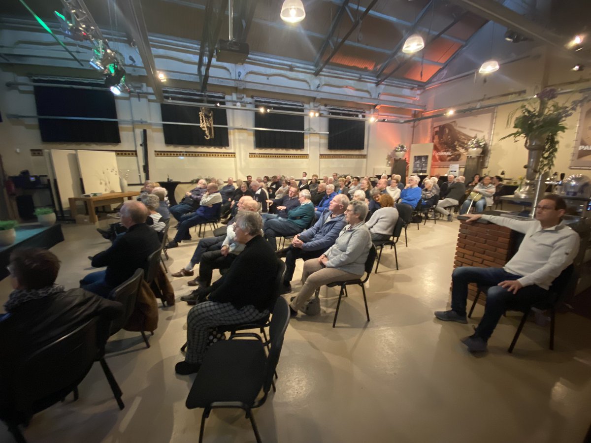 rob_in_wormer's tweet photo. Weer in de #Stoomhal voor de samenwerking met de Historische Vereniging Wormerveer en de Stichting Historisch Oostknollendam een filmvoorstelling, de door Henk Renaud en Thijs Ris gemaakte film over de historie van de Zaanbrug en de bouw van de huidige brug. Mijn portefeuille ๐
https://t.co/vqjrSkTUjj