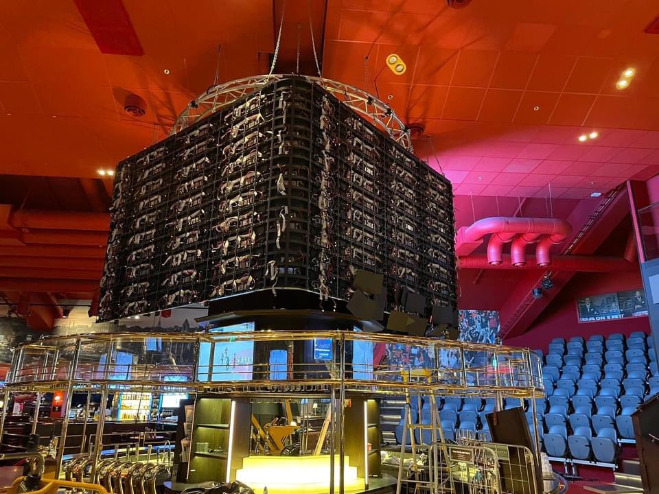 ScreenproAB's tweet photo. Now we have got the whole construction up and got a picture on four sides of the new jumbotron.40m2 P2.6 LED screen a really fun and big project will be completed next week. #screenpro #led #leddisplay #screenprosweden #jumbotron https://t.co/H1af0fhIeX