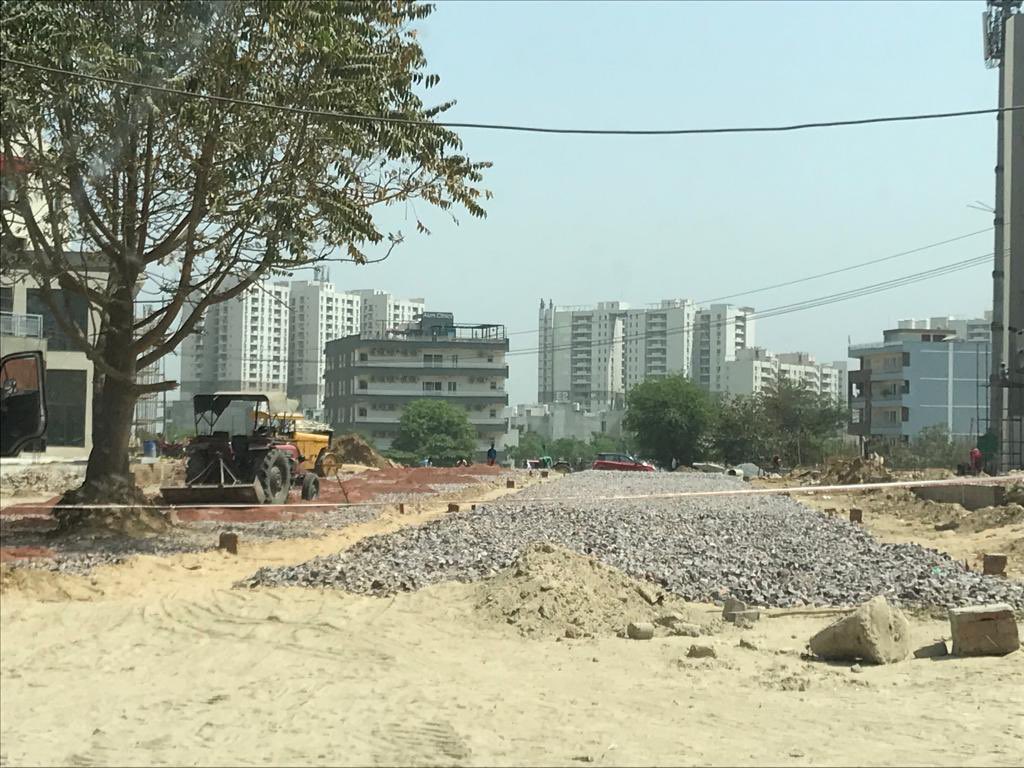 YasheshYadav's tweet image. सादर आभार @MlaSatya जी 
@cmohry @Dchautala जी @DC_Gurugram #आरएस_भट्ट जी

देर से ही सही रोड का काम शुरू हुआ, बड़ी राहत मिलेगी इस पेच के बनने से सेक्टर 83/83 में रहने वाले ओर आस पास की सॉसाययटी के लोगों को ।

@Jagranjosh 
धन्यवाद @gsinglajourno जी 

@wecares4india @LokeshVatika