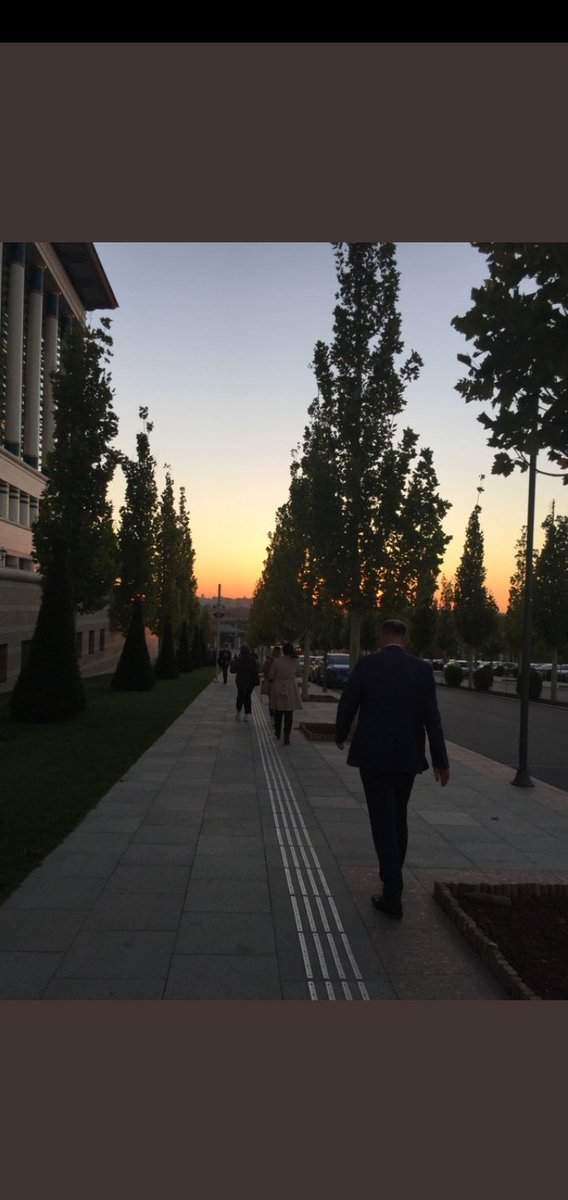 semanurgergur's tweet photo. Kalabalıktan geçiyorum ve sırasıyla insanlar duruyor ben ilerliyorum sanki onlar gelip geçiyor gibi sonra ben duruyorum onlar boyuna karşıdan gelip geçiyorlar sanki ben yürüyüp gidiyorum gibi....
        Yaşamak|Cahit Zarifoğlu https://t.co/JZzi87xoYe
