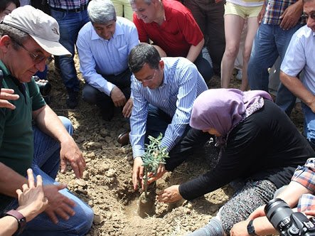eczozgurozel's tweet photo. Akhisar'da @halktvcomtr canlı yayınında Kolin tarafından 6000 zeytin kesilerek kurulmak istenen termik santralı 7 yıl önce püskürten Soma'nın Yırca köylülerini de selamlayalım. 

Çevresi, doğası, deresi, zeytini için kim direniyorsa selam olsun!

#ZeytinimeDokunma https://t.co/cS4UvP1s8r