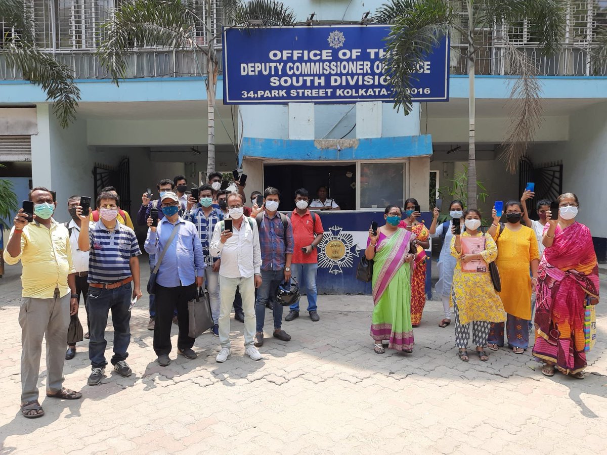 KPSouthDiv's tweet photo. #LostRecovered
The raised hands with the glittering eyes expresses it all. Handover of recovered missing mobile handsets. #WeCareWeDare

@CPKolkata @KolkataPolice @KPDetectiveDept https://t.co/WuuLHh0lYL