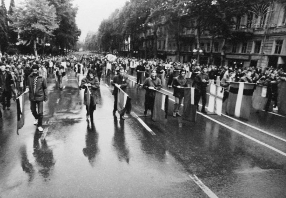 Melitavandrer's tweet photo. On #April9, 1989, the Soviet Army brutally dispersed the peaceful demonstration for the independence of #Georgia. 21 people were killed, and hundreds were injured and poisoned by gas on Rustaveli Avenue, #Tbilisi. Never forget. Never forgive. #TbilisiMassacre #DayOfNationalUnity https://t.co/4N0gHFA4xe