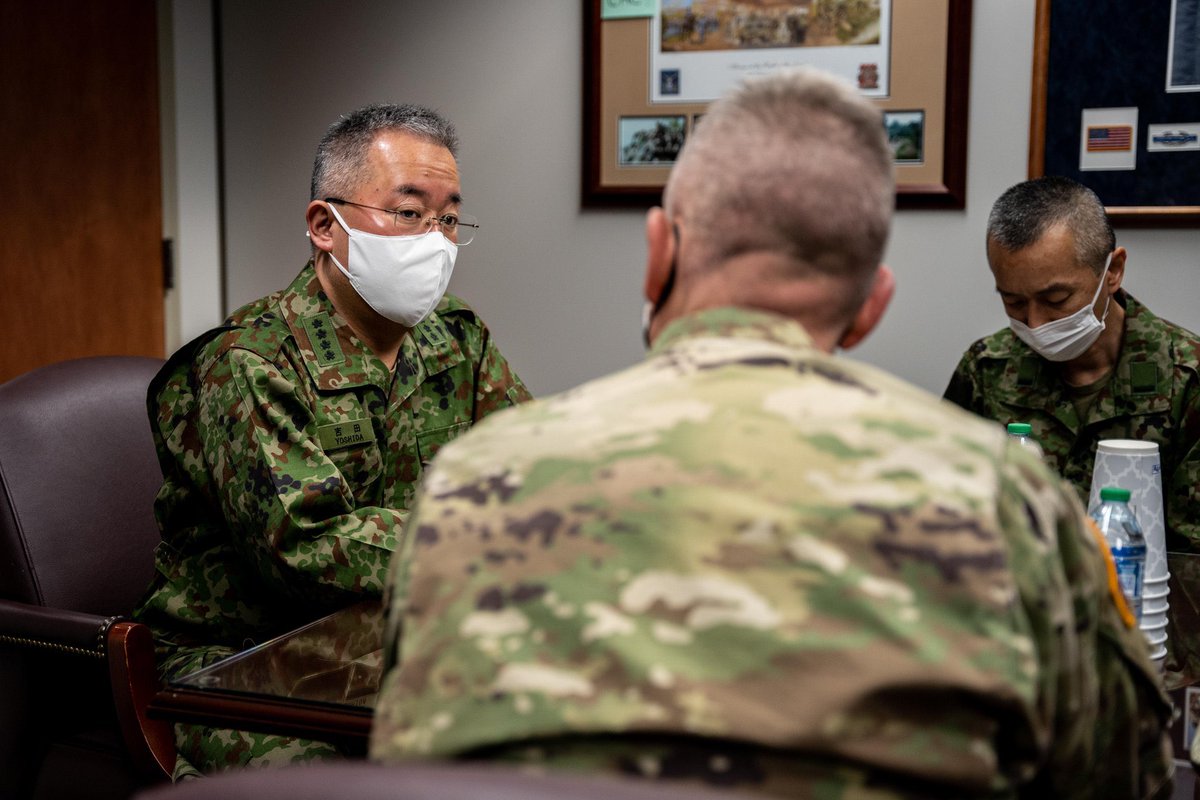 Japan_GSDF's tweet photo. On April 7, GEN Yoshida, the Chief of Staff of the #JGSDF, visited the US Army Combined Arms Center (USACAC) in Kansas.  He met with LTG Martin, the Commanding General of the #USACAC, and discussed evolution of doctrines and organizations based on new concepts. 
@USArmy https://t.co/VYBMWEQUYB