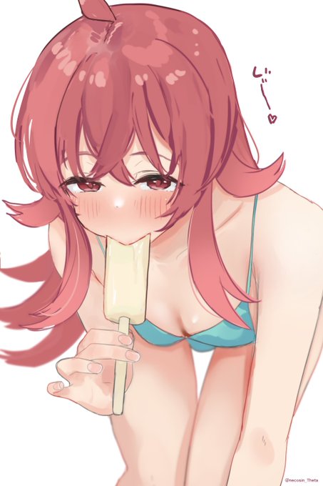 アイスを食べてる小宮果穂です 