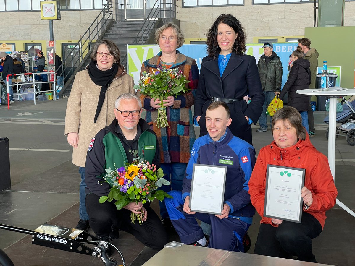 Senatorin @Bettina_Jarasch hat heute auf der @VELOBerlin den Engagementpreis „Fahrrad Berlin“ an die Bezirke @BA_Xhain und @BerlinTempSchbg verliehen. Glückwunsch. Mehr zu den Preisträger*innen demnächst hier auf dem Kanal. #Mobilitätswende