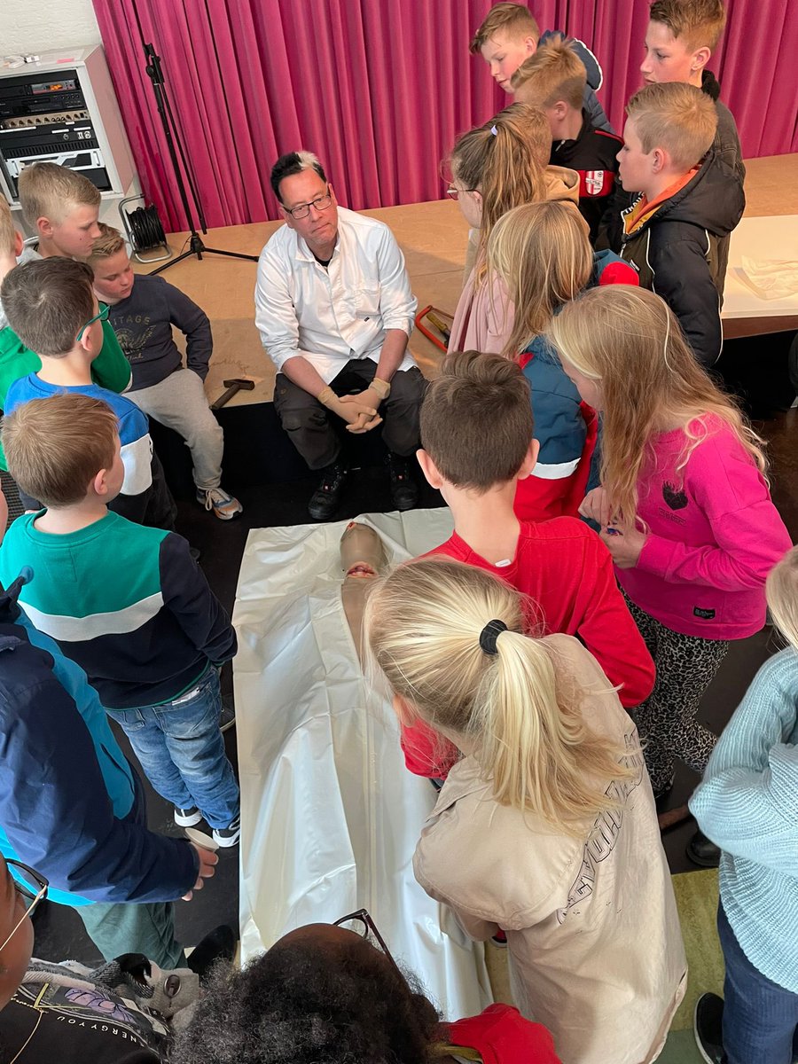 biebwestland's tweet photo. Fascinerend en leerzaam kindercollege van forensisch onderzoeker Frank van de Goot. Over moord, wapens, heel goed kijken en slim nadenken! samen met #iQplus georganiseerd! Het volgende Kindercollege over het criminele brein is op 11/6. #levenlangleren #talentontwikkeling https://t.co/SpP2GtHvjd