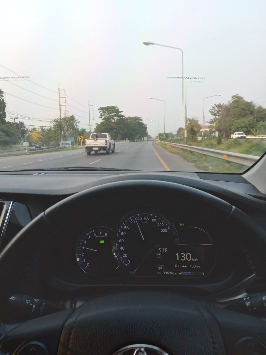 P_eteete_P's tweet photo. ชอบขับรถ ชอบบรรยากาสในรถ
ชอบที่เหมือนชีวิต ร่างกายกำลังพุ่งไปข้างหน้าตลอดเวลา
เหงาก็ฟังเพลงที่ชอบแบบเพลงเดียวร้อยรอบ
เครียดก็นั่งนิ่งๆ เงียบๆ
หืวก็แวะปั้ม กินหมูปิ้งง่ายๆ น้ำหวานโง่ๆ แบบไม่ต้องถามหรือรอใคร
มันเป็นที่ที่เหมือนเป็นที่ของเราจริงๆ
#PoorPete https://t.co/FyKGiq5LkH