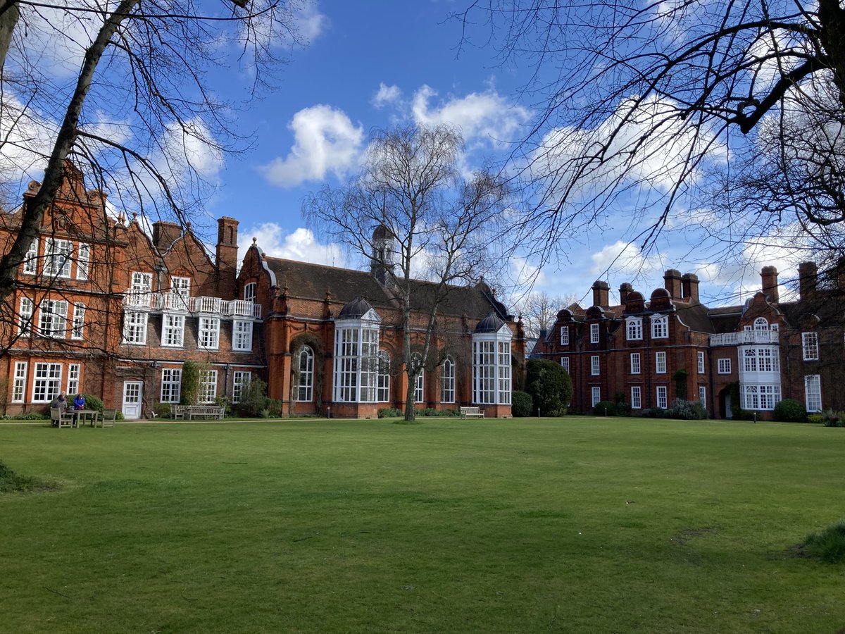 FelicityRead's tweet image. Wonderful garden tour ⁦@Newnham_College⁩ after last night’s fabulous Commemoration dinner with, amongst others, the awesome class of ‘80