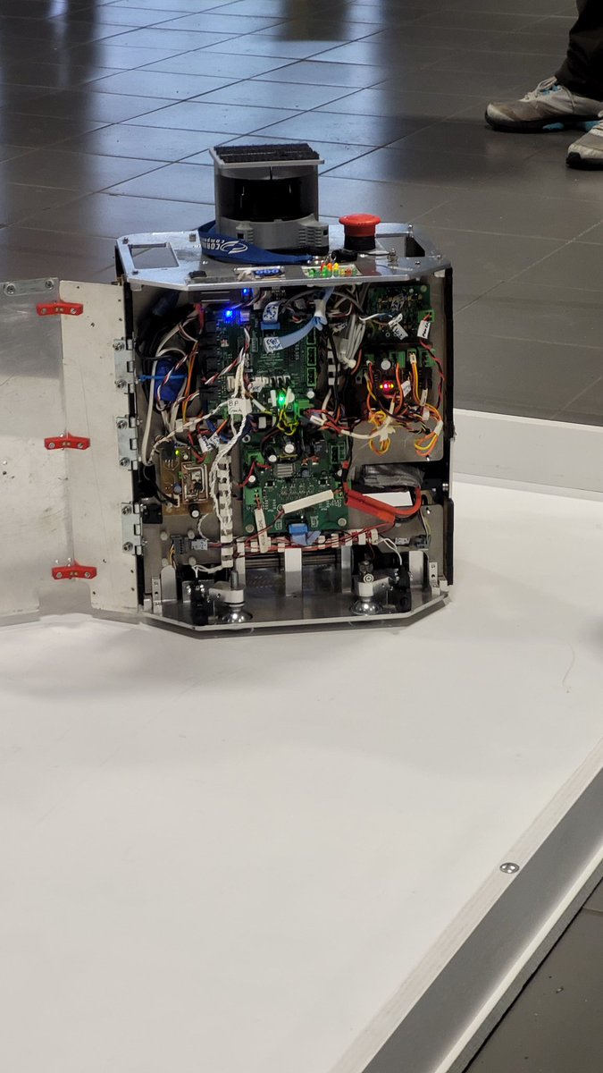 Démo de robotique autonome à Angers, pour les <a href="/TropheesRobot/">Coupe de France de Robotique Junior</a> avec notre robot <a href="/CoupeRobotique/">Coupe de France de Robotique</a> , une vue des entrailles.