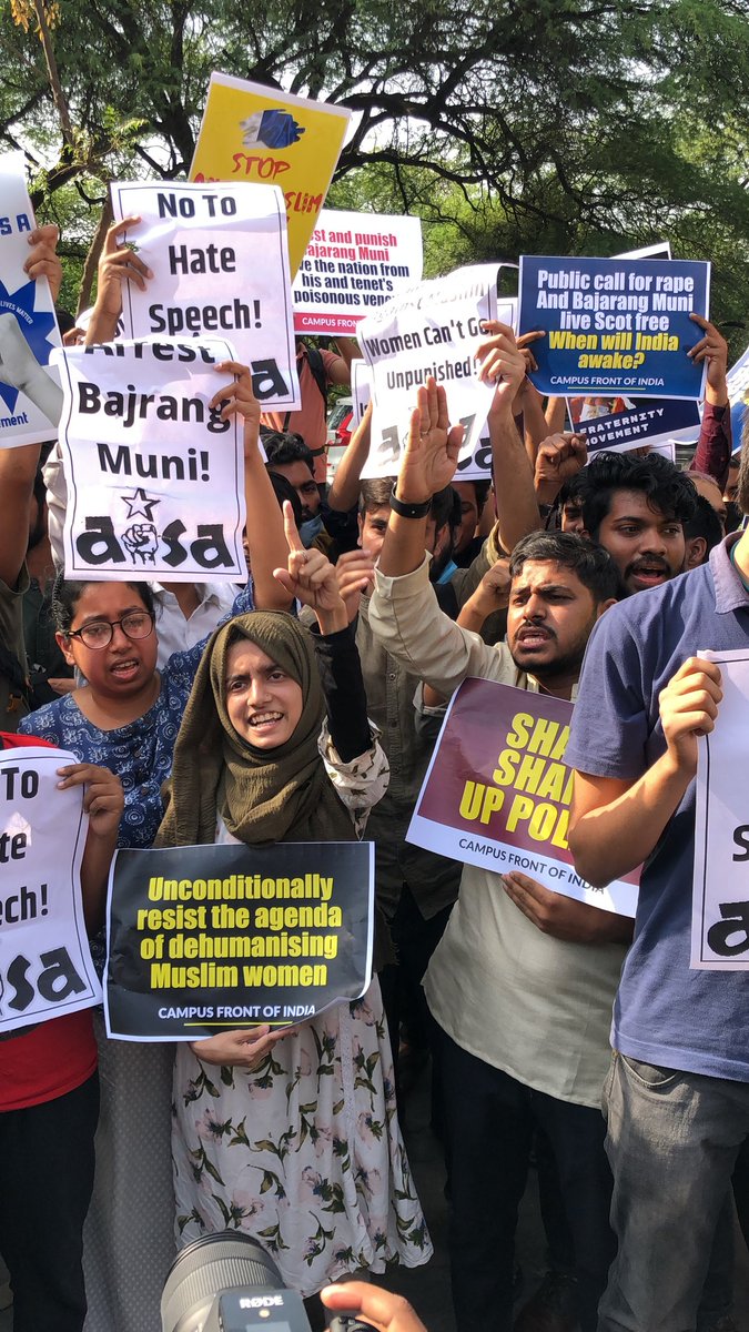 Anees_Kumbra's tweet photo. Campus Front of India National Media &amp; PR Secretary Imran PJ along with other activists have been detained by the Delhi police for protesting at UP Bhavan Delhi for demand to arrest #BajarangMuni who delivered hate speech and threatened to rape muslim women.  #ArrestBajrangMuni https://t.co/jhqMt5hGj7