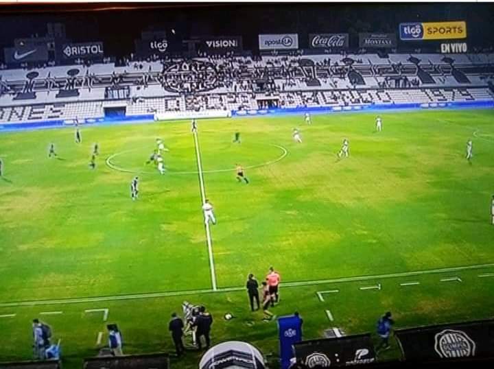 soker_py10's tweet photo. Con razón, en el clásico olimpia vendió las entradas lo más caro posible ra e.  Porque si no es contra Cerro sus hinchas no se van 🤣 https://t.co/luJDZzSfga