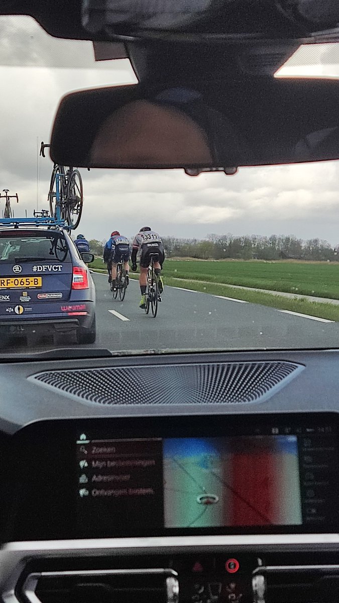 De koers is chaos geslagen door de harde zijwind. Meerdere valpartijen. #zuiderzeeronde