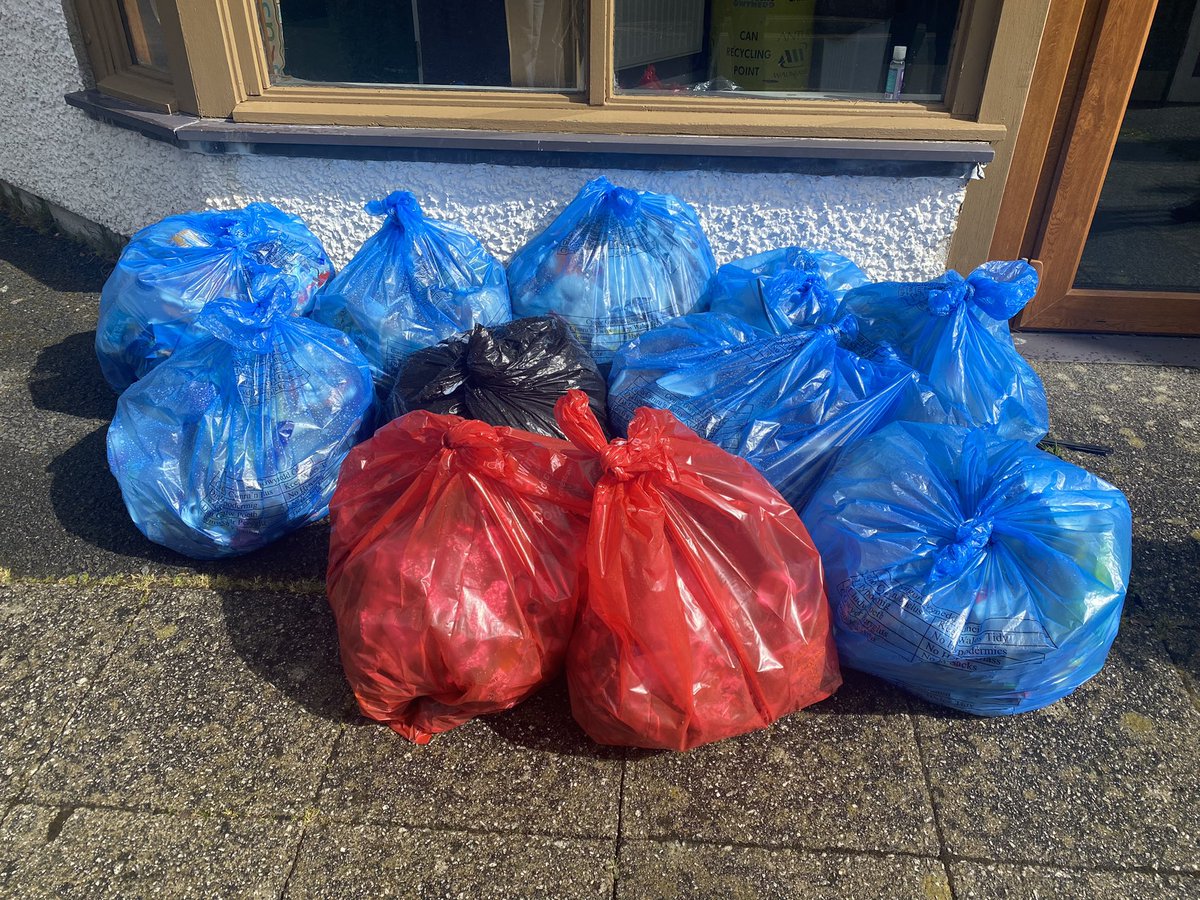 BrownBeca's tweet photo. Pobol #Llanrug a #Cwmyglo wedi bod wrthi’n codi sbwriel bora ma! 🚮
#GwanwynGlânCymru #SpringCleanWales https://t.co/0rKpwFjggq