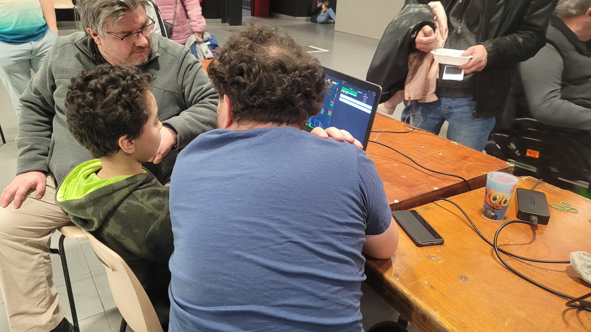 Démo de robotique autonome à Angers, pour les <a href="/TropheesRobot/">Coupe de France de Robotique Junior</a> avec notre robot <a href="/CoupeRobotique/">Coupe de France de Robotique</a> un enfant apprend à manipuler le robot autonome !