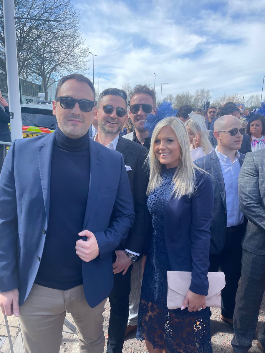 EnergyBuzzUK's tweet photo. Great day at the races with the team #energybuzz #AintreeFestival #GrandNational2022 https://t.co/nobw4nkm7t