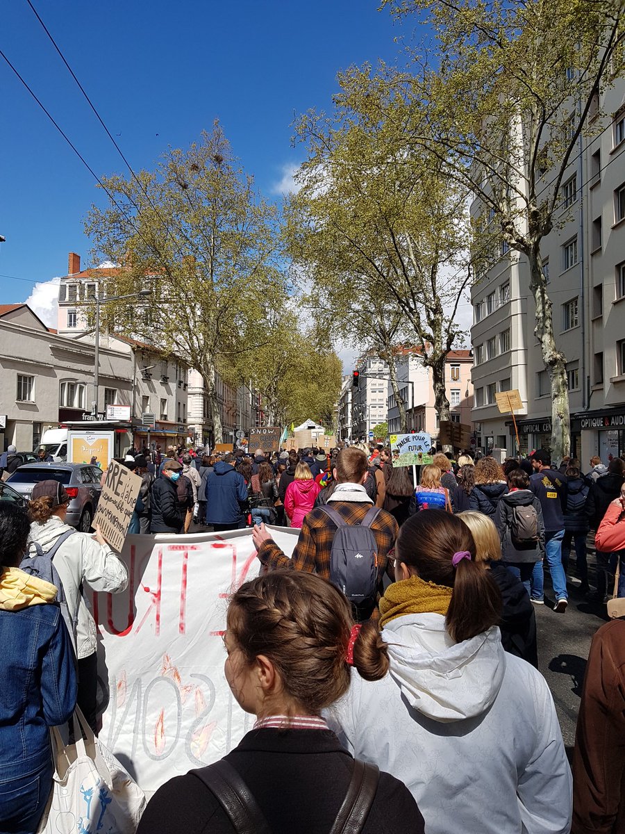 ChrisCharmttn's tweet photo. #MarchePourLeFutur à #Lyon, belle particiation ! #planetebleueoubiencuite #terriensansterre #snowmustgoon https://t.co/oQwynumv7u