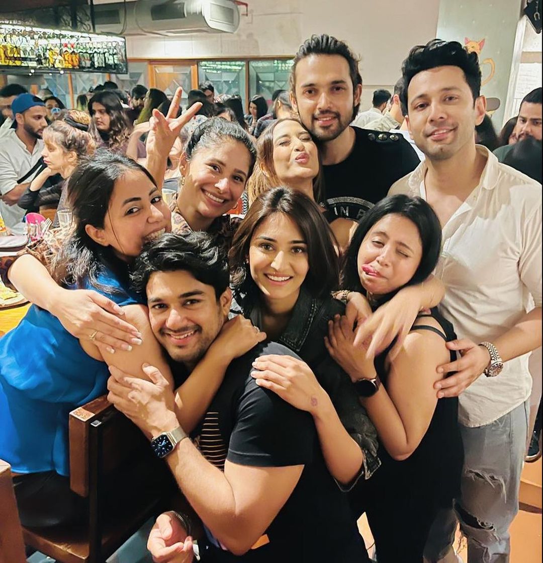 samthaanxlife's tweet photo. Kasautii gang reunion
_ via ariah and subhaavi Instagram post
[ #ParthSamthaan • #HinaKhan • #sahilannand • #subhaavi • #EricaFernandes •#akansha • #ariah ] https://t.co/CjH88upRuA