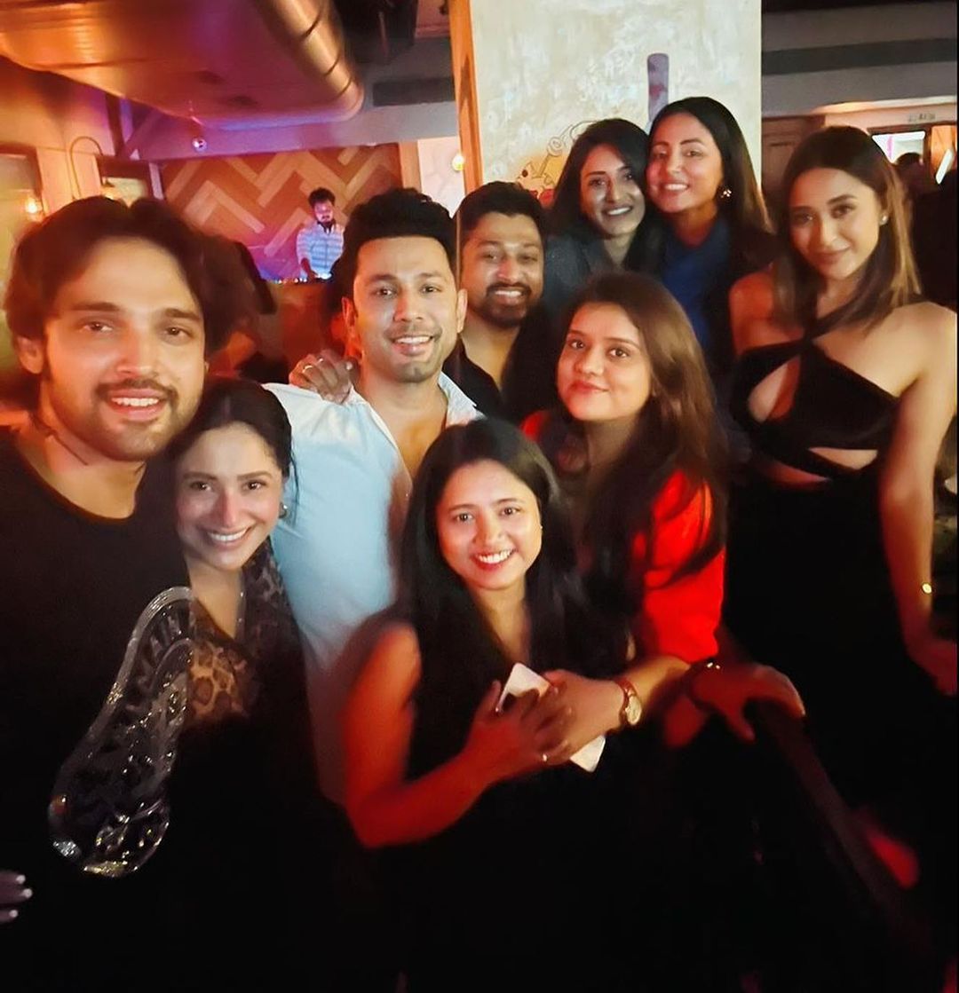 samthaanxlife's tweet photo. Kasautii gang reunion
_ via ariah and subhaavi Instagram post
[ #ParthSamthaan • #HinaKhan • #sahilannand • #subhaavi • #EricaFernandes •#akansha • #ariah ] https://t.co/CjH88upRuA