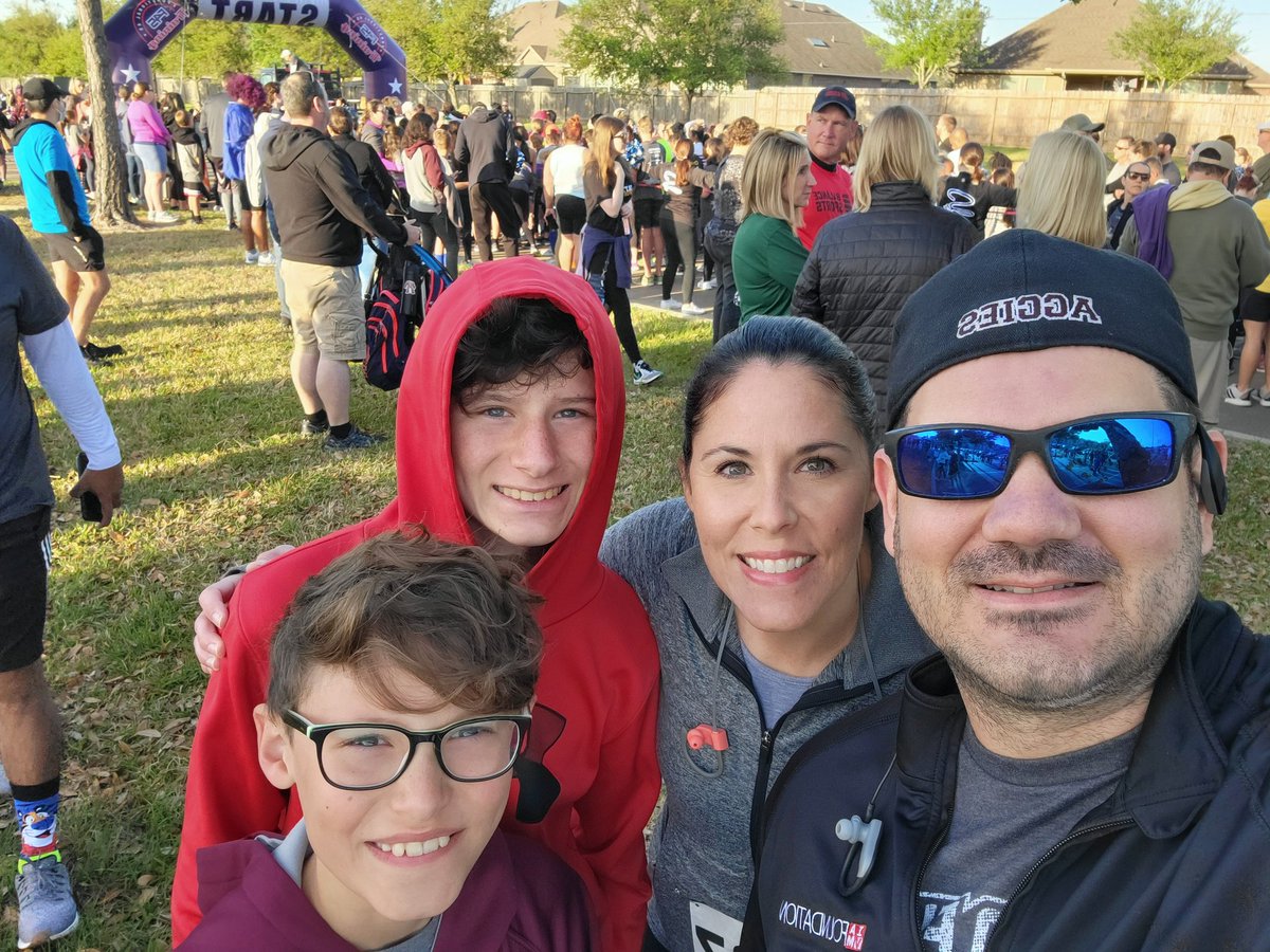 BerryCtrDevon's tweet photo. Ready for the start of the CFISD Superintendent Fun Run @BerryCenter . @MrsKatiePerry1 #CFISDspirit https://t.co/5gw9Sx3doT