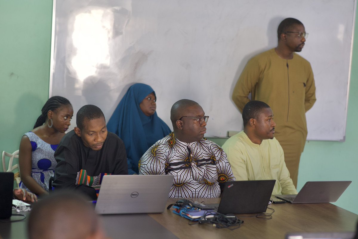 ADULeads's tweet image. Rouffahi Koabo @rouffahi a tenu une superbe session de formation avec le staff d'A.D.U. !

En effet, le CEO de L'incubateur CIPMEN a expliqué et montré à quel point One Drive peut être un outil très important pour booster la productivité de la Dream Team d’A.D.U. .

#ADU #CIPMEN