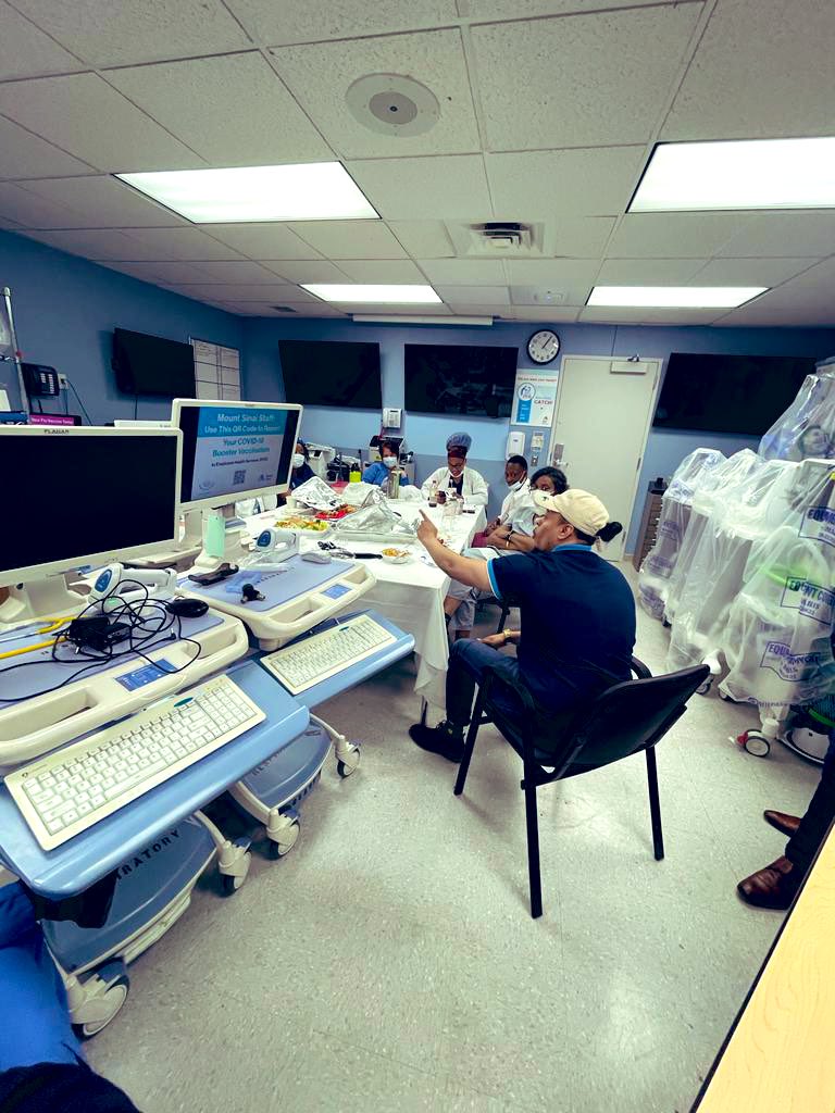 SmallBizzyBone's tweet photo. 🚨Happy to explain the benefits of #FirstNet to our communities Respiratory Therapist 🧑🏽‍⚕️👩🏼‍⚕️👨🏽‍⚕️ yesterday with @CWServicesNY #2727Broadway AR Shawn &amp; Dennis! 

Our way of thanking you for being a #HealthcareHero 🦸

#FindAFirstResponder ⛑
#PortPositivity 📈 https://t.co/Ip6aXwAewy