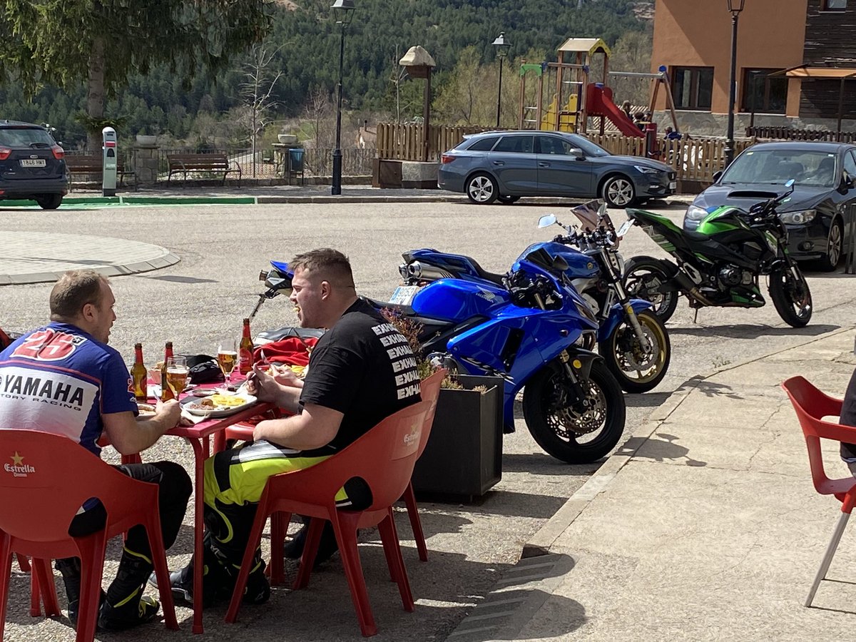 RegueiroDavid's tweet photo. Ir hacer curvas en tu super moto por la mañana, beber cerveza y seguir con la moto, y luego mueren ciclistas. Uno de ellos me ha pasado muy cerca mientras yo subia con la bici, ahi lo dejo... https://t.co/t7ZbOkRM9o