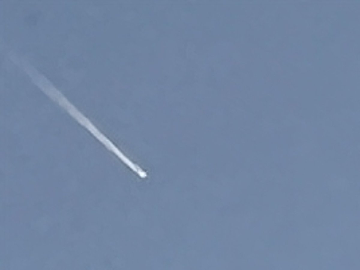 OrderoftheBrain's tweet image. 4／9 18：15頃、軽井沢のキャンプ場で空をみてたら、オレンジ色の逆V型の物体が落ちて来たのだが、写真を撮った時には、白色だった。