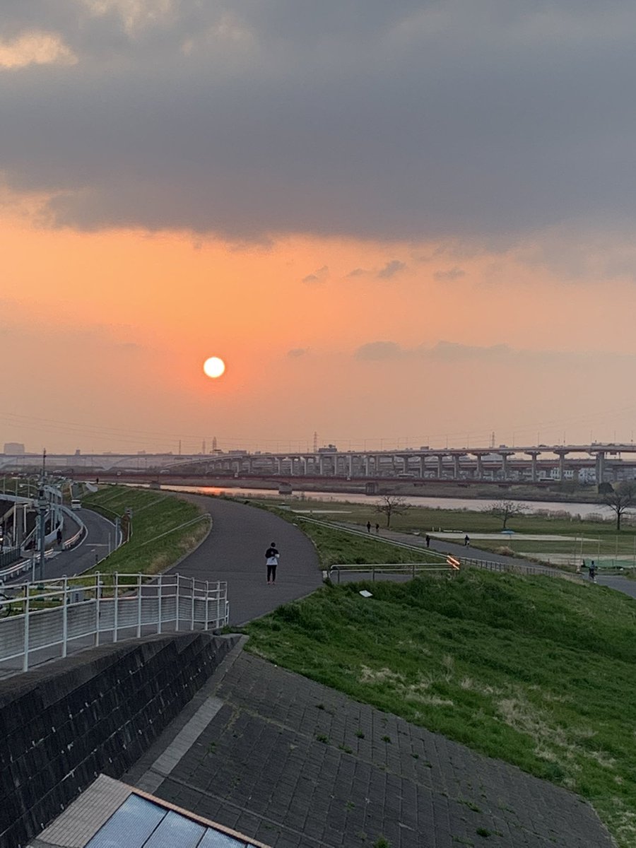 Toshipilol's tweet photo. 今週は春らしい陽気の日が続いたので、会社まで1時間、自転車で久しぶりの通勤。帰りは荒川から夕日を見る。頭も体もバランスよく疲れてぐっすり寝れました！やっぱり心と体、人間の全て！ https://t.co/ZXgd2kjEPn