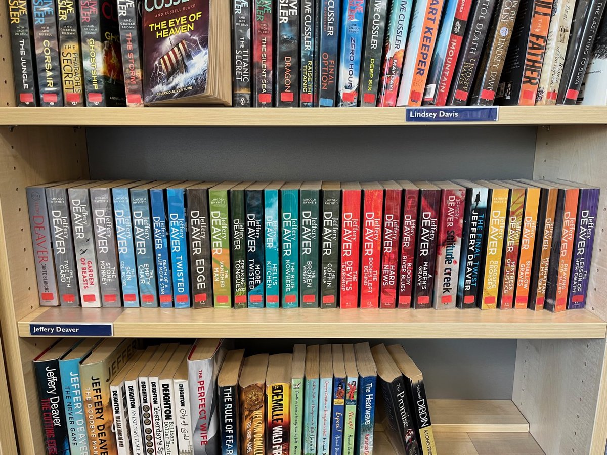 It may be a busy Saturday here <a href="/HorleyLibrary/">Horley Library</a> but the "tidy fairy" has found a moment to colour match all the @JefferyDeaver books again! Aw... doesn't it look nice!
<a href="/SurreyLibraries/">Surrey Libraries UK</a>