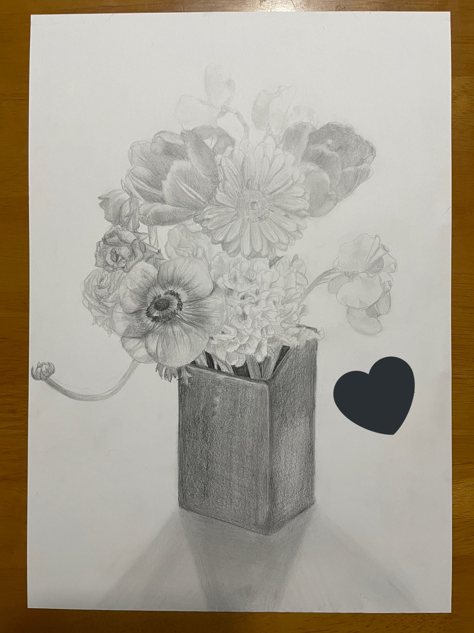 ゐの 3dcg勉強中 先生に 植物のデッサンするといいよ と言われてチャレンジした花瓶のデッサン めっちゃ時間かかったけど 色分けに気を取られすぎて陰影の表現が微妙だな 複雑な花も表現が甘い でも頑張ったので供養 本名でサインしてしまったから隠し