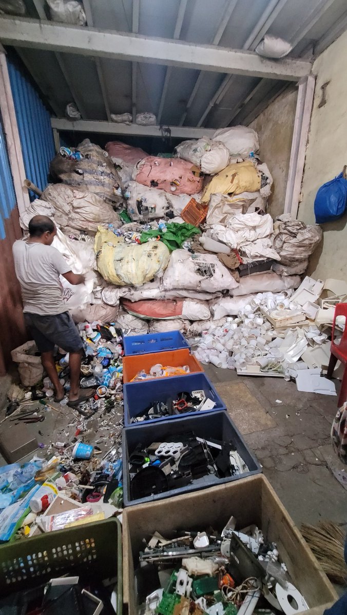 melania2022's tweet photo. Dharavi slum tour https://t.co/AF8afCOiFU