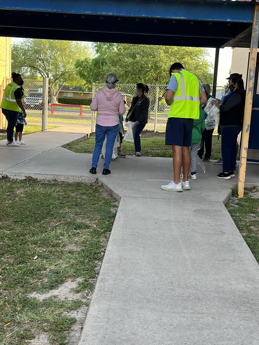 AJacksonElem's tweet photo. Great American Clean-up! Beautifying our 2nd home! @AJacksonElem @McAllenISD @MISD_Parents1 @cobras047 @McAllenMemorial #jacksonstrong #GreatnessStartsHere https://t.co/0ERQEMuGYQ