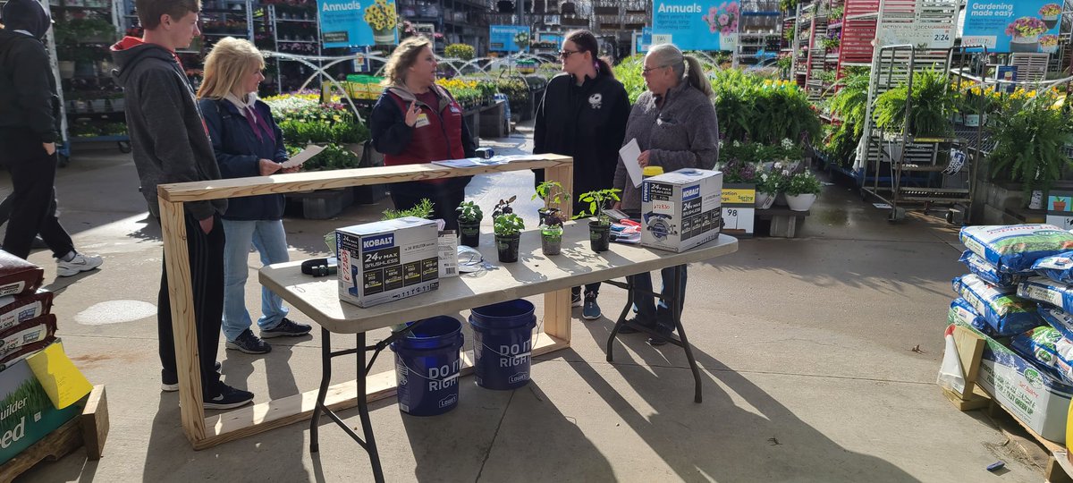Garden Workshop  in full effect at 568!! <a href="/lwcoldiron/">Larry Coldiron</a> @LauraG813R1 @Deanna0568 <a href="/BlueBoxR1/">@BlueBoxR1</a> <a href="/BlueTeam_R21/">Lowe’s Region 21</a> <a href="/BenitoKomadina/">Benito.Komadina@Lowes</a> <a href="/MattKovacs12/">Matt Kovacs</a>