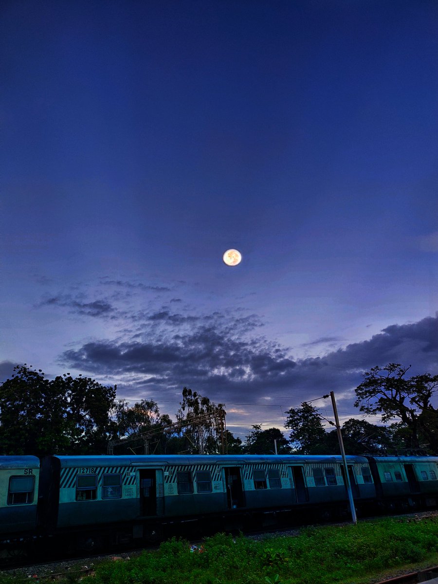 Appaavi3_0's tweet photo. ஒரு ரயில் பயணத்திற்கு முன்பு🌕❤️☁️ 
        #Appaaviclicks📸
#oldcollections
#GoodEvening https://t.co/hgBplJeGI7